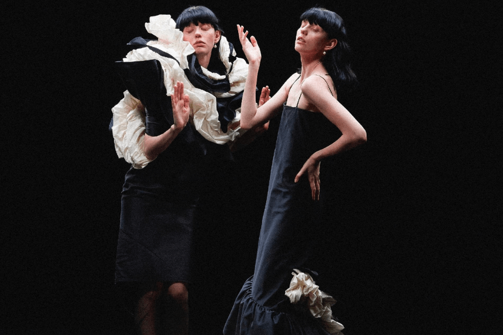 Un momento de la presentación de la colección otoño-invierno 2021/2022 de Beautiful People. La pasarela parisina dio este jueves con el truco perfecto para los amantes de la moda preocupados por la sostenibilidad: comprar una prenda y llevarse dos gracias a las creaciones reversibles, una idea por la que apostaron las marcas Beautiful People y Victoria/Tomas