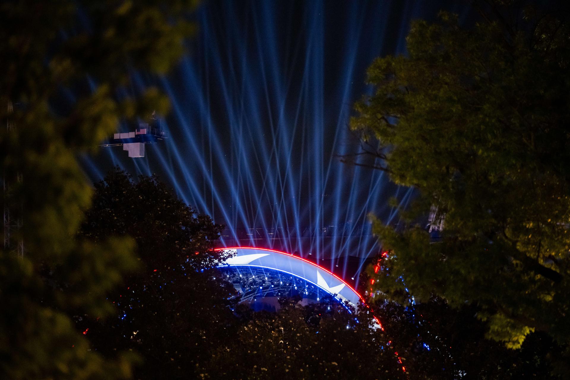 Washington (United States), 14/06/2026.- The lights of 'The Claw' illuminate the White House South Lawn in Washington, D.C., the night before UFC Freedom 250 as final preparations continue ahead of the historic fight event at the White House. EFE/EPA/Matt Kaminsky