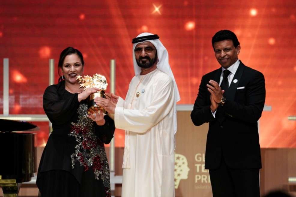 Andria Zafirakou recibió el galardón en Dubai de manos del príncipe Sheikh Mohammed bin Rashid Al Maktoum. / Twitter