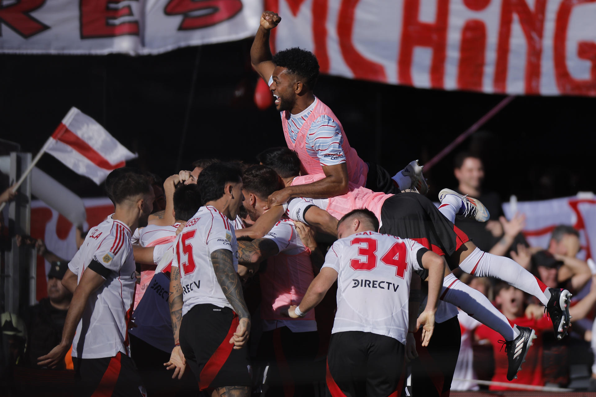 AME2925. BUENOS AIRES (ARGENTINA), 27/04/2025.- Jugadores de River Plate celebran tras anotar un gol este domingo, durante un partido del Torneo Apertura de la Liga de Argentina entre River Plate y Boca Juniors en el estadio Monumental en Buenos Aires (Argentina). EFE/ Juan Ignacio Roncoroni