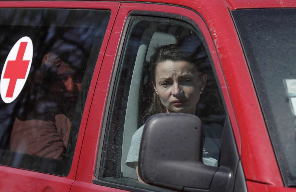 Kharkiv Oblast (Ukraine), 07/04/2022.- A woman looks on from inside a minivan as Ukrainians are evacuated from a conflict-torn area in the north of the Kharkiv region, Ukraine, 07 April 2022. Russian troops entered Ukraine on 24 February resulting in fighting and destruction in the country, and triggering a series of severe economic sanctions on Russia by western countries. (Rusia, Ucrania) EFE/EPA/ATEF SAFADI