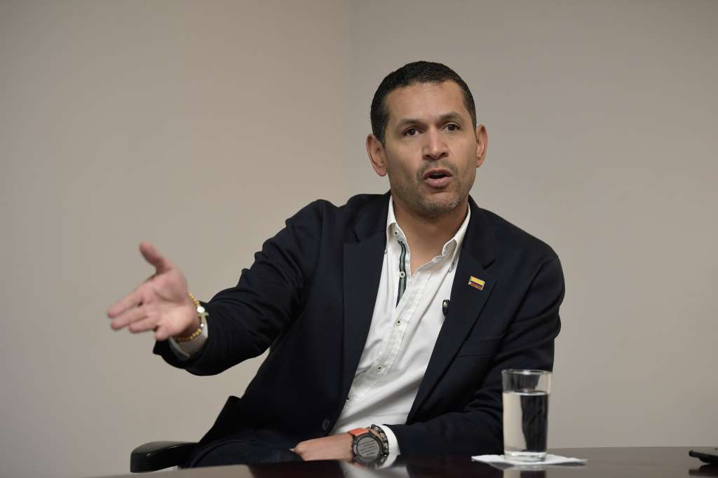 Exministro del Interior, precandidato presidencial para 2026, en entrevista.