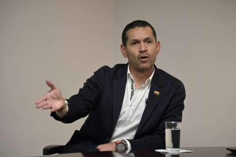 Partido Liberal entregó coaval para consultas de marzo al exministro Daniel Palacios