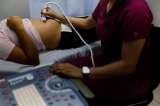 Menos nacimientos, más cuidado: el desafío que enfrenta Colombia (análisis)