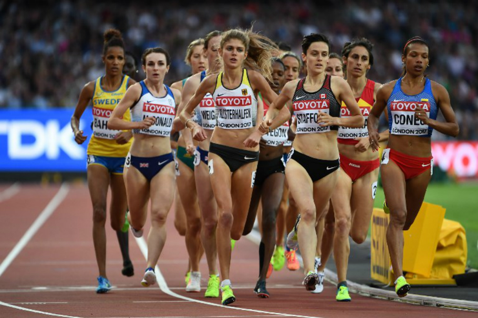 La colombiana Muriel Coneo (d), este viernes, durante la prueba de los 1.500 metros del Mundial de Atletismo Londres 2017. / AFP