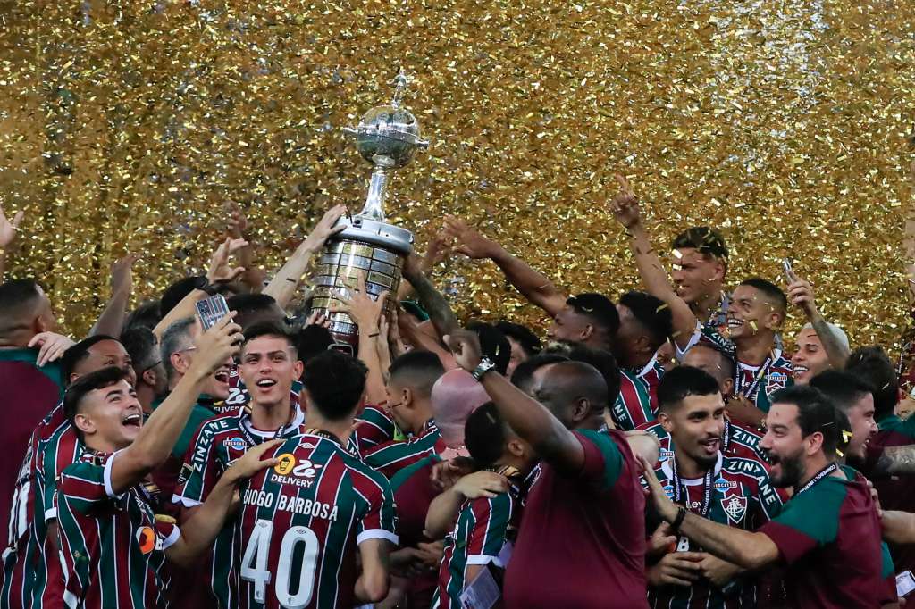AME4299. RÍO DE JANEIRO (BRASIL), 04/11/2023.- Jugadores de Fluminense levantan la Copa tras ganar hoy, la final de la Copa Libertadores entre  Boca Juniors y Fluminense en el estadio de Maracaná, en Rio de Janeiro (Brasil). EFE/ Andre Coelho