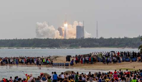 Nueva hazaña de China: lanza el primer módulo de su nueva estación espacial