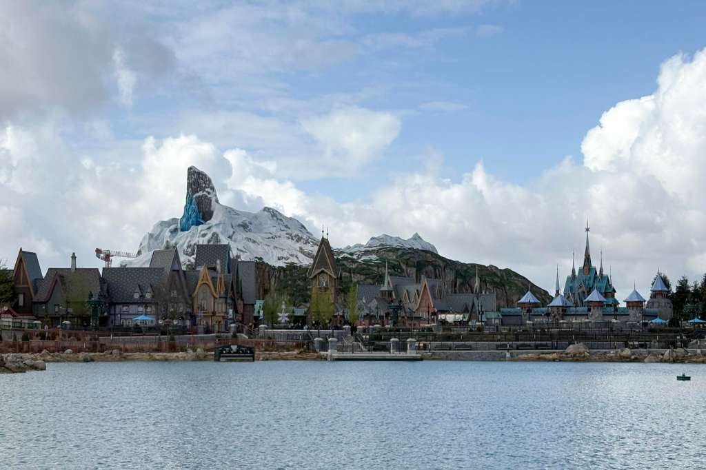 MARNE LA VALLÉE (FRANCIA), 28/03/2026.- Vista general del nuevo ‘mundo de Frozen’ de Disney Adventure World, que recrea el ficticio reino de Arendelle. El parque de atracciones Disneyland París se prepara para inaugurar este domingo la expansión de su segundo espacio temático, que pasará a llamarse 'Disney Adventure World' y contará con una zona ambientada en las películas de 'Frozen'. EFE/ Pol Lloberas Cardona