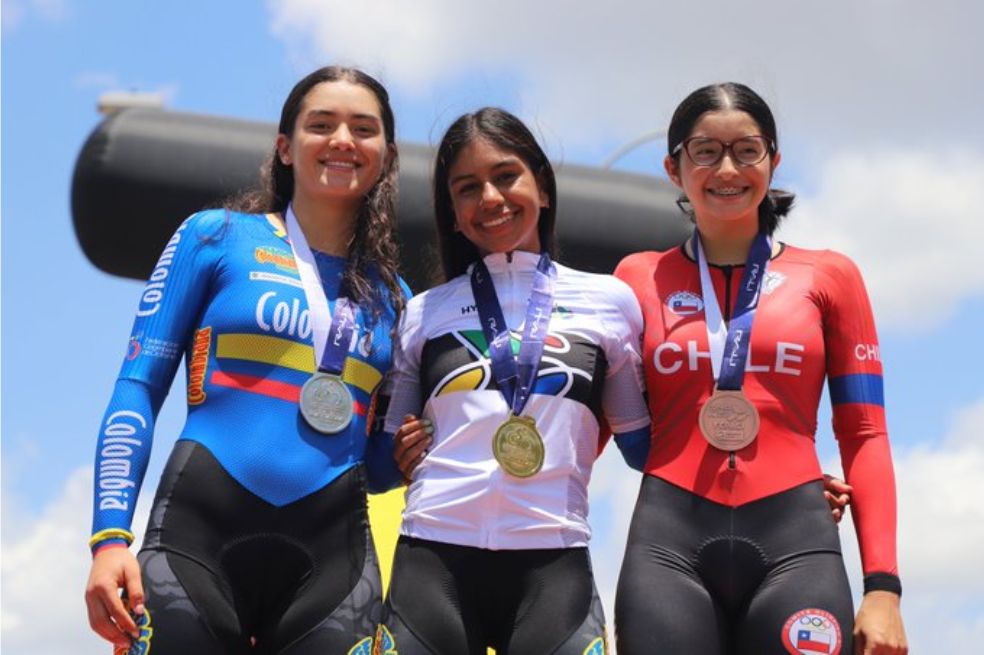 Juliana Londoño en la cima del podio tras ganar este año la contrarreloj individual del Campeonato Panamericano de Ciclismo, en Panamá.