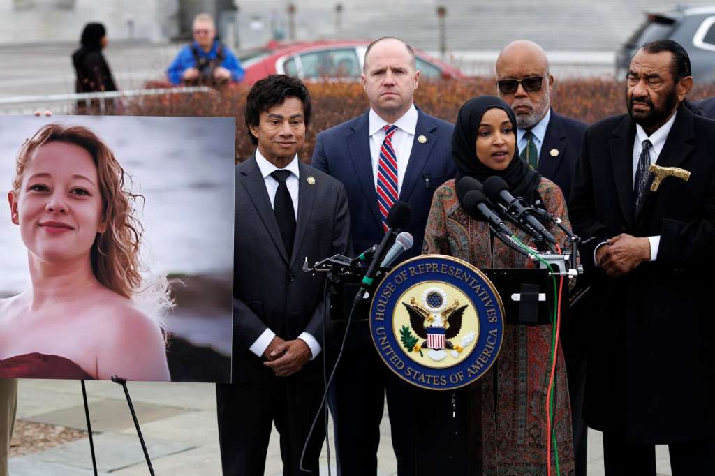 WASHINGTON (United States), 14/01/2026.- Democratic Representative of Minnesota Ilhan Omar (C) speaks during a press conference calling for accountability on Immigration and Customs Enforcement (ICE) agents' activity at the US Capitol in Washington, DC, USA, 14 January 2026. As part of a federal immigration crackdown involving over 2,000 ICE agents, and Homeland Security Investigations (HSI), an ICE officer fatally shot US citizen Renee Nicole Good in her vehicle during an operation in South Minneapolis on 07 January 2026. EFE/EPA/WILL OLIVER