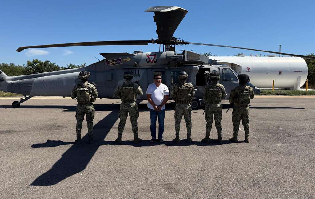 MEX1307. NAYARIT (MÉXICO), 27/04/2026.- Fotografía cedida por la Secretaría de Marina de México (Semar) en la que se observa a Audias Flores Silva (c), alias El Jardinero, presunto dirigente del Cartel Jalisco Nueva Generación, detenido en Nayarit (México). EFE/ Semar /SOLO USO EDITORIAL/NO VENTAS/ SOLO DISPONIBLE PARA ILUSTRAR LA NOTICIA QUE ACOMPAÑA (CRÉDITO OBLIGATORIO)
