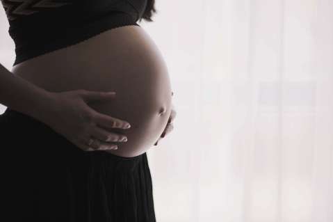 Más de cien bebés, gestados en vientres de alquiler, bloquedos en Ucrania