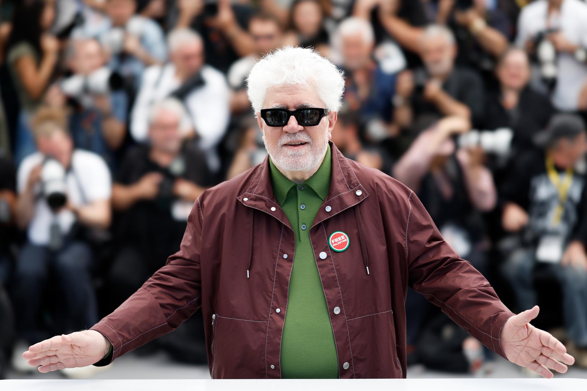 CANNES (France), 20/05/2026.- Director Pedro Almodovar attends the photocall for 'Bitter Christmas' (Amarga Navidad) during the 79th annual Cannes Film Festival, in Cannes, France, 20 May 2026. The film festival runs from 12 to 23 May 2026. (Cine, Francia) EFE/EPA/SEBASTIEN NOGIER