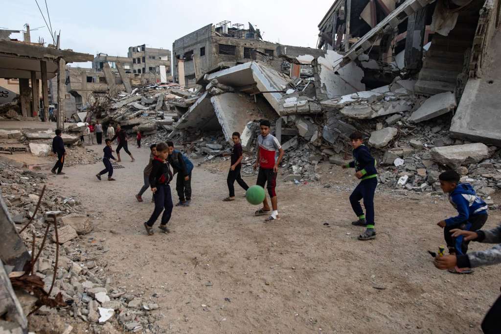 GAZA (-), 24/11/2025.- Palestinian children play football next to their destroyed homes in Khan Younis, southern Gaza Strip, 24 November 2025. Around 1.9 million people in Gaza, nearly 90 percent of the population, have been displaced since the Israel-Hamas conflict began in October 2023, according to the UN. EFE/EPA/HAITHAM IMAD