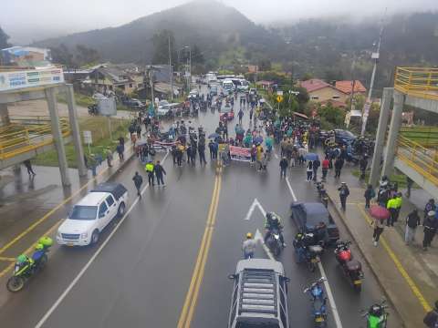 Campesinos de 5 municipios adelantan bloqueos en vía La Calera – Bogotá