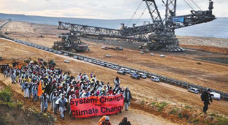 Protesta pacífica de ambientalistas en las minas de Hambach, Alemania. / AFP