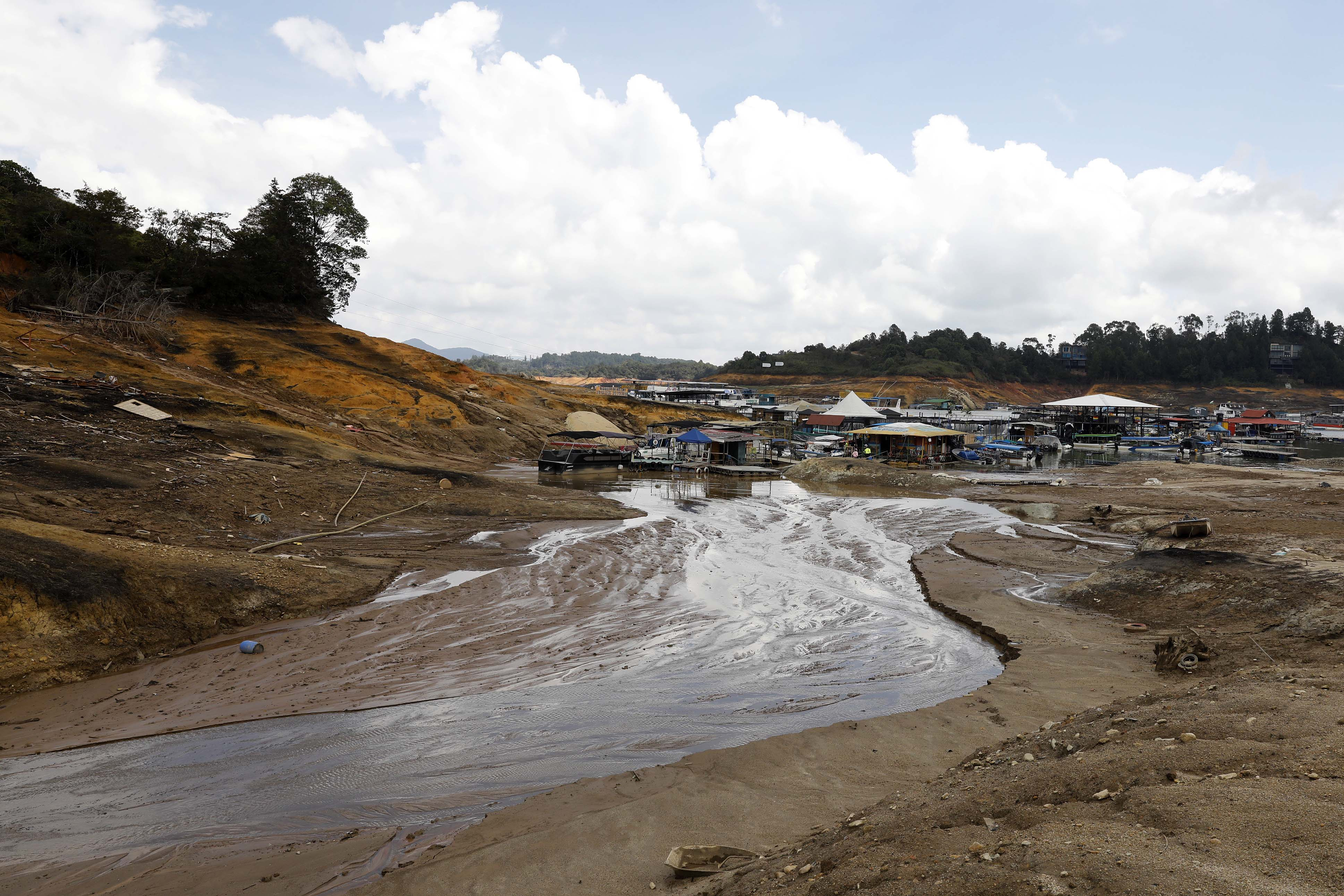 ACOMPAÑA CRÓNICA: COLOMBIA SEQUÍA. GUATAPÉ (COLOMBIA), 07/04/2024.- Fotografía del embalse Peñol-Guatapé que muestra su bajo nivel debido a la sequía, el 6 de abril de 2024, en Guatapé (Colombia). La sequía por el fenómeno de El Niño ha trastocado las dinámicas de Guatapé y el paisaje de este paraíso turístico ubicado en el noroeste colombiano, que alberga un atractivo embalse de aguas color verde esmeralda, casas con fachadas embellecidas por coloridos zócalos y una piedra de 220 metros de altura desde donde se divisan sus atractivos. EFE/ Luis Eduardo Noriega Arboleda