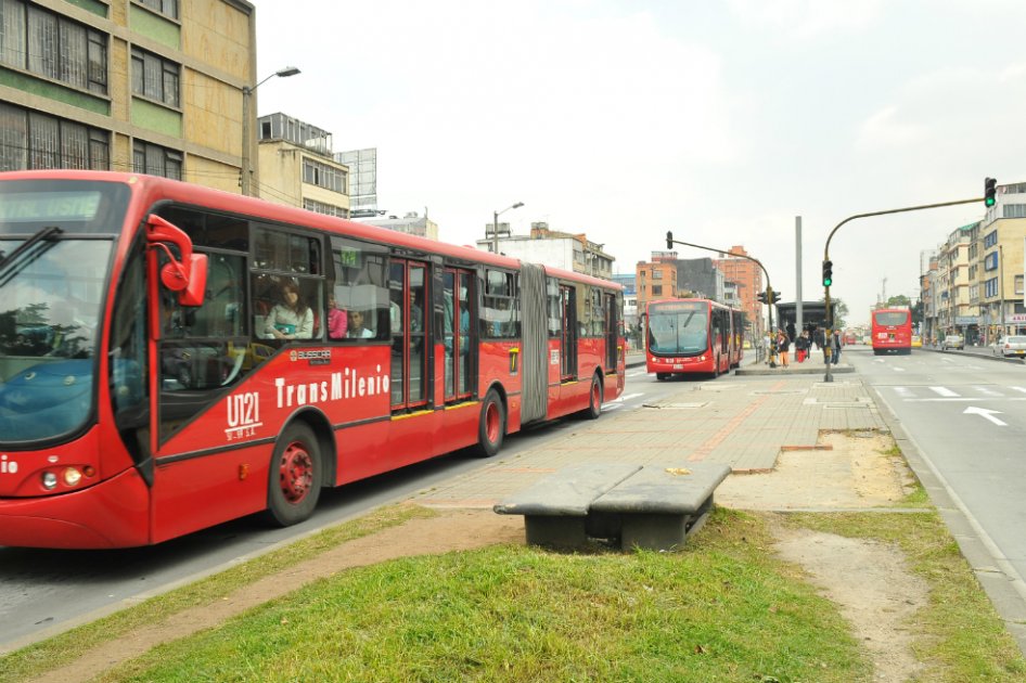 Avenida Caracas en 2016. Es el eje central del sistema Transmilenio.