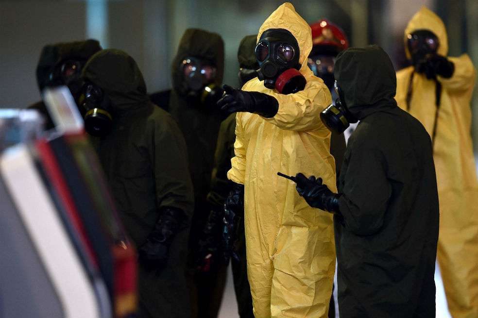 Funcionarios de Malasia buscan en el aeropuerto rastros de VX, la sustancia química con la que mataron a Kim Jong-nam. / AFP