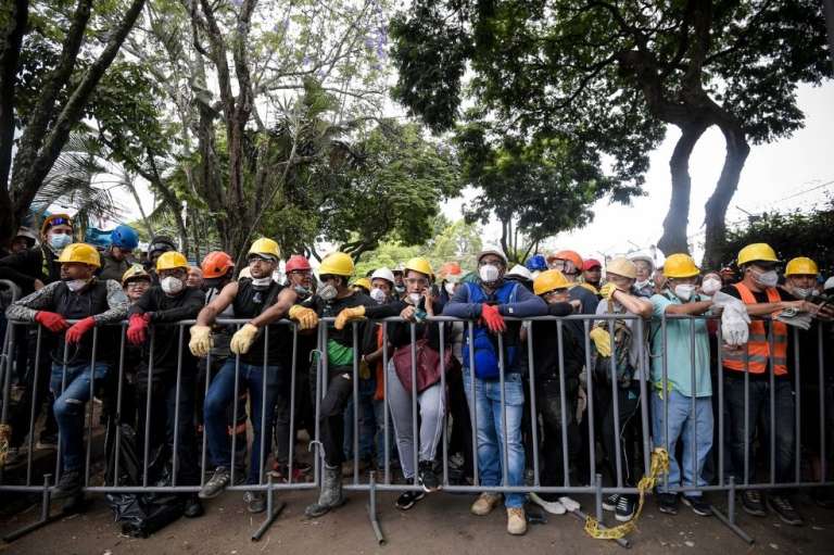 Un grupo de voluntarios espera su turno para ingresar a las zonas afectados y poder ayudar.