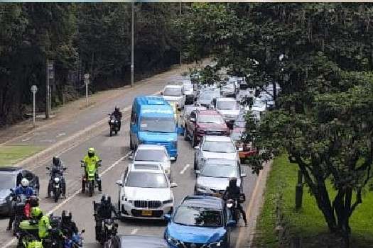Una mujer que se movilizaba en una motocicleta falleció tras un aparatoso accidente con un vehículo de carga la mañana de este 8 de junio.