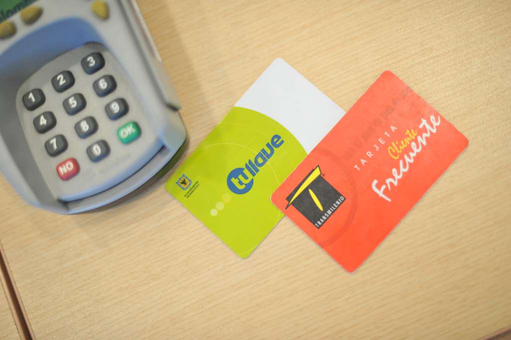 Tarjetas "Viajero frecuente" y "Tullave", utilizadas para el pago del pasaje en Transmilenio y en el Sitp.