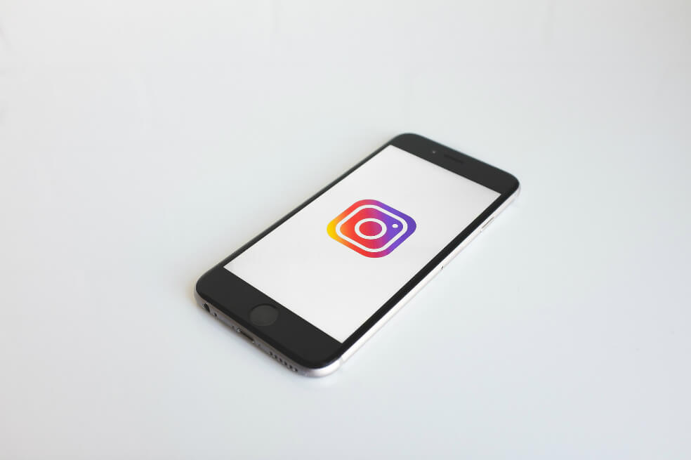 Al activar el modo oscuro del sistema, la última actualización de la aplicación de Instagram también adoptará los tonos oscuros para adaptarse a condiciones nocturas. / Archivo