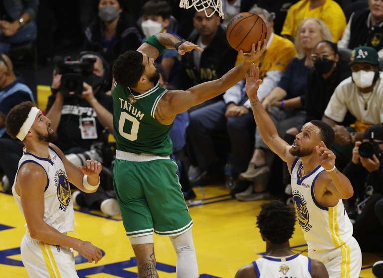 NBA: Boston sacudió San Francisco y le ganó el primer asalto a los Warriors