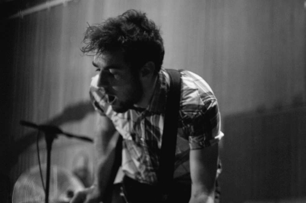 Kevin Baird, bajista de Two door cinema club. / Flickr:Ernest Haines.