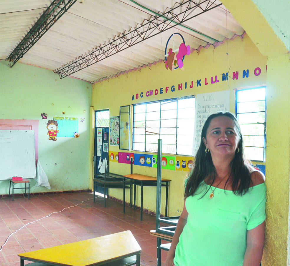 Marleny Orjuela y sus estudiantes han vivido al menos cinco combates en esta escuela rural de La Guajira. / Jhon Moreno