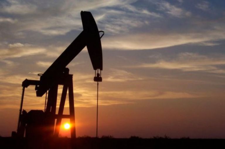 Petróleo se dispara tras cierre de oleoducto clave de Arabia Saudita por ataques