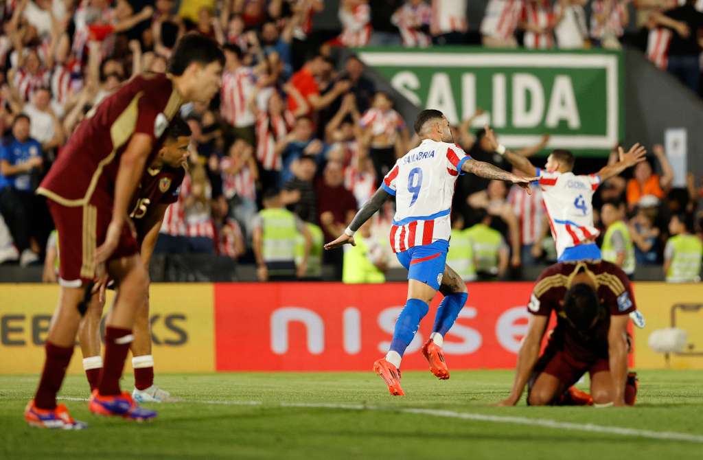 AMDEP8868. ASUNCIÓN (PARAGUAY), 15/10/2024.- Antonio Sanabria (c) de Paraguay celebra su gol este martes, en un partido de las eliminatorias sudamericanas para el Mundial de 2026 en el estadio Defensores del Chaco en Asunción (Paraguay). EFE/ Juan Pablo Pino