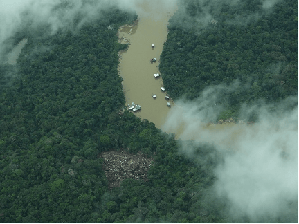 El aumento de la minería ilegal amenaza a un pueblo del Amazonas en aislamiento