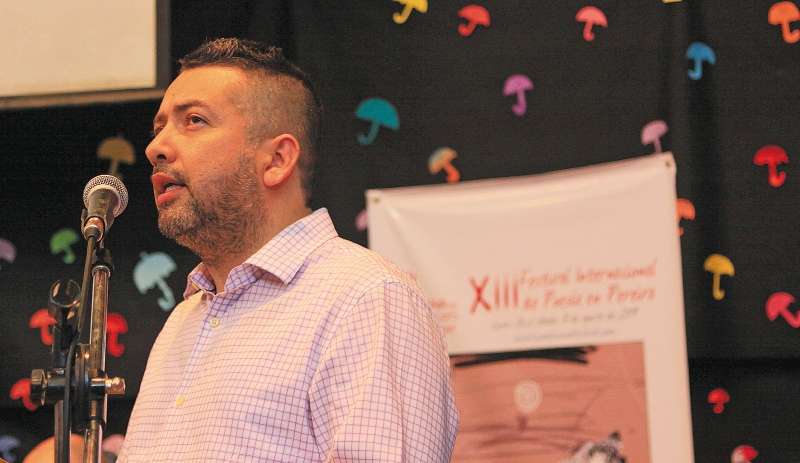 El gestor cultural y poeta Giovanny Gómez, quien fue el director del Festival Internacional de Poesía, falleció en agosto de 2021 de covid-19.
