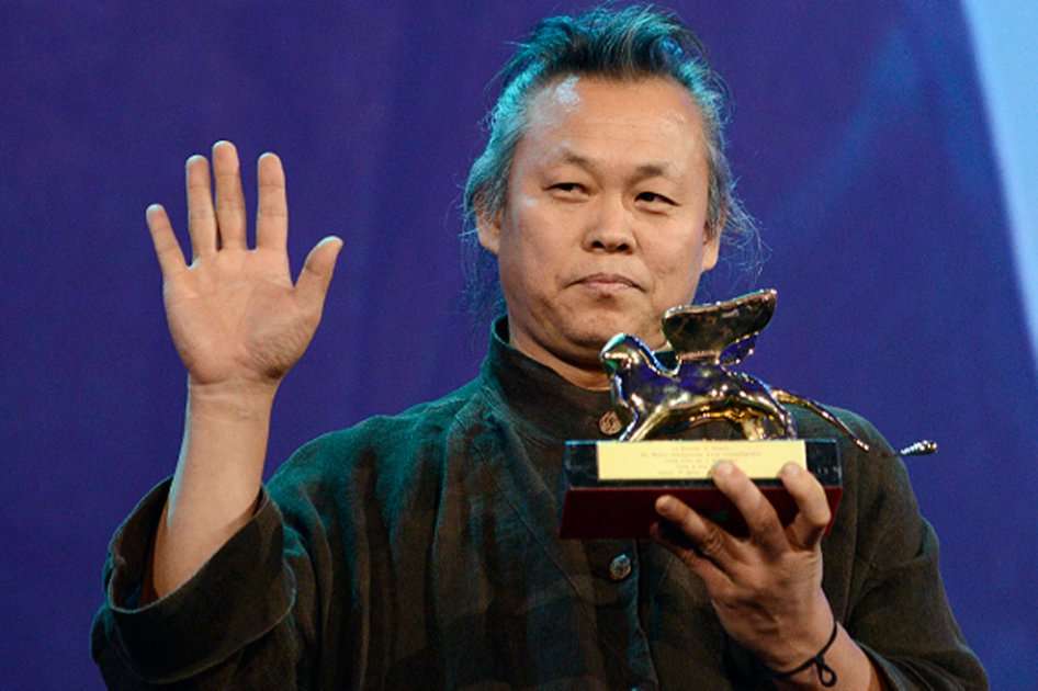 El director surcoreanao Kim Ki-duk posa con el León de Oro concedido a su película "Pietà", durante la ceremonia de clausura de la 69 edición del Festival Internacional de Cine de Venecia, Italia. / Efe.