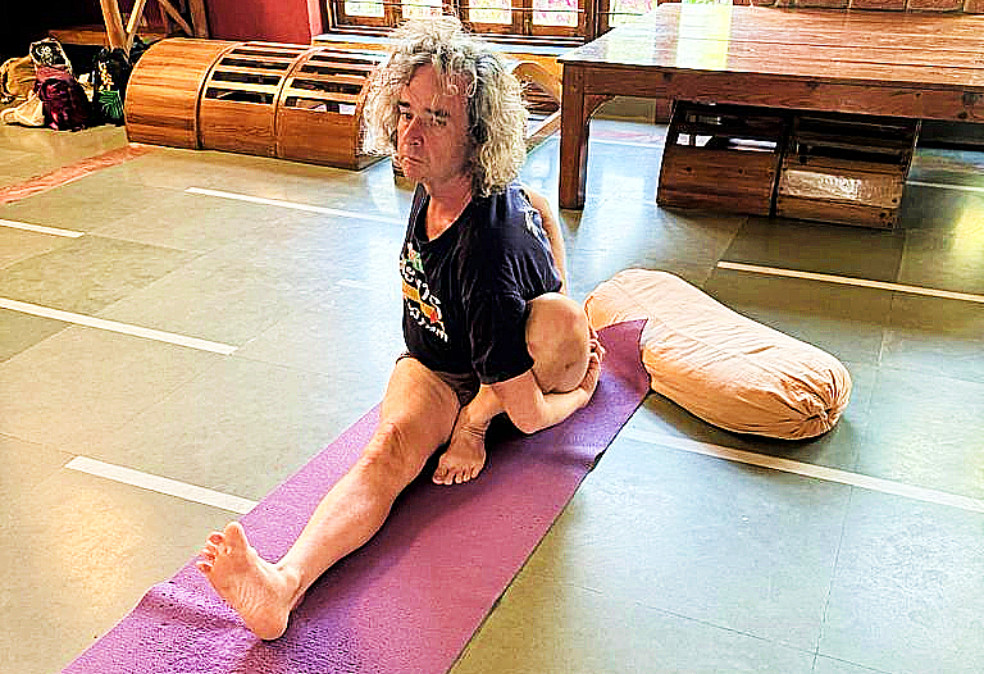 Alejandro intentando evitar que la rodilla de la pierna izquierda se vaya de lado para poder tener una buena alineación en Marichyasana I