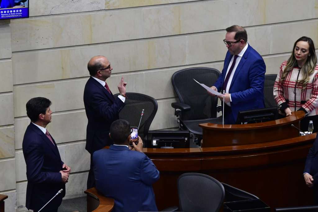 El recién electo magistrado de la Corte Constitucional, Carlos Camargo, tomó juramento ante la plenaria del Senado.