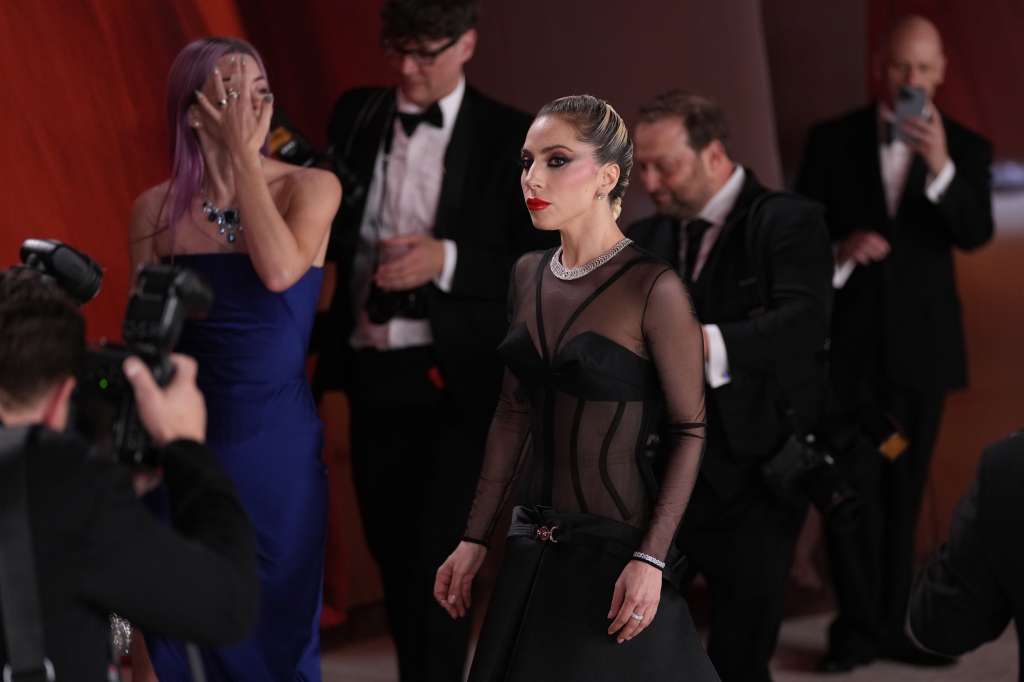 Hollywood (United States), 12/03/2023.- Lady Gaga (C) arrives for the 95th annual Academy Awards ceremony at the Dolby Theatre in Hollywood, Los Angeles, California, USA, 12 March 2023. The Oscars are presented for outstanding individual or collective efforts in filmmaking in 24 categories. (Estados Unidos) EFE/EPA/CAROLINE BREHMAN