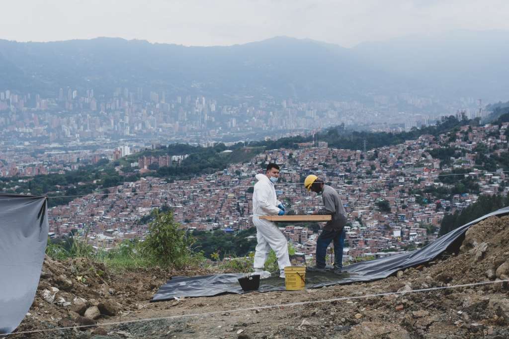 Con Medellín al fondo como testigo de esta herida abierta, los forenses trabajan en La Escombrera.