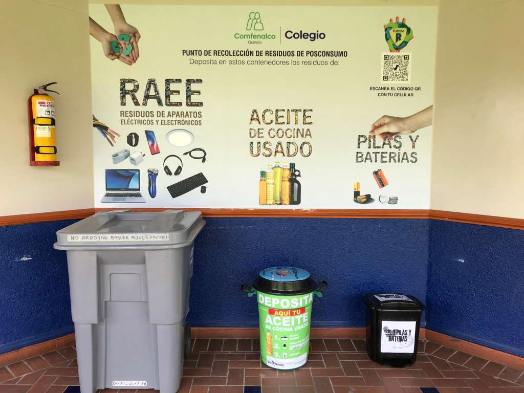 Comfenalco Quindío cuenta con puntos de posconsumo en sus sedes para el desecho de residuos eléctricos y electrónicos, aceite de cocina, pilas y baterías y botellas de amor, una apuesta para que estos residuos peligrosos no vayan a parar al relleno sanitario o fuentes hídricas.