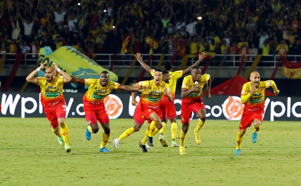 AME8737. PEREIRA (COLOMBIA), 07/12/2022.- Jugadores del Pereira celebran la victoria ante el Medellín durante el partido por la final del fútbol colombiano (Liga BetPlay) entre el Independiente Medellín y el Deportivo Pereira, hoy, en el estadio Hernán Ramírez Villegas de la ciudad de Pereira (Colombia). EFE/ Mauricio Dueñas Castañeda