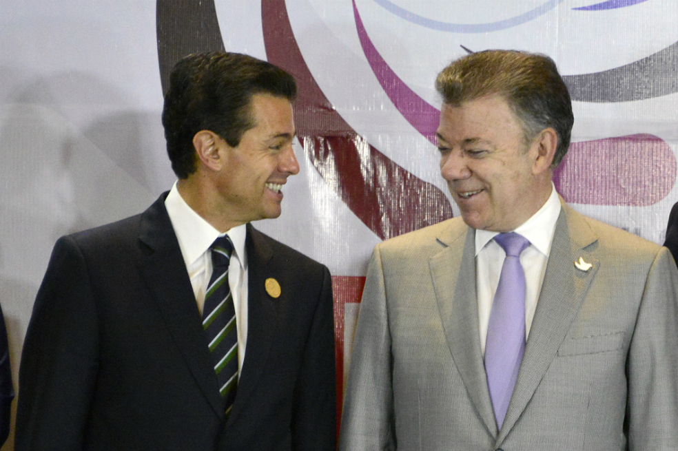 Enrique Peña Nieto y Juan Manuel Santos, presidentes de México y Colombia, durante su encuentro en la cumbre Tuxtla Gutiérrez de Costa Rica. / AFP.