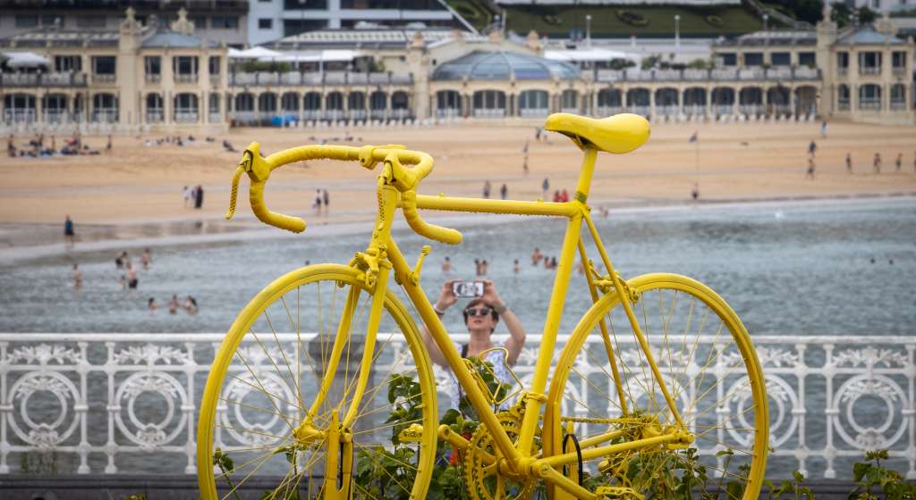SAN SEBASTIÁN, 21/06/2023.- Donostia se ha engalanado estos días con motivo del paso del Tour de Francia, que el 2 de julio terminará su segunda etapa en San Sebastián. EFE/Javier Etxezarreta