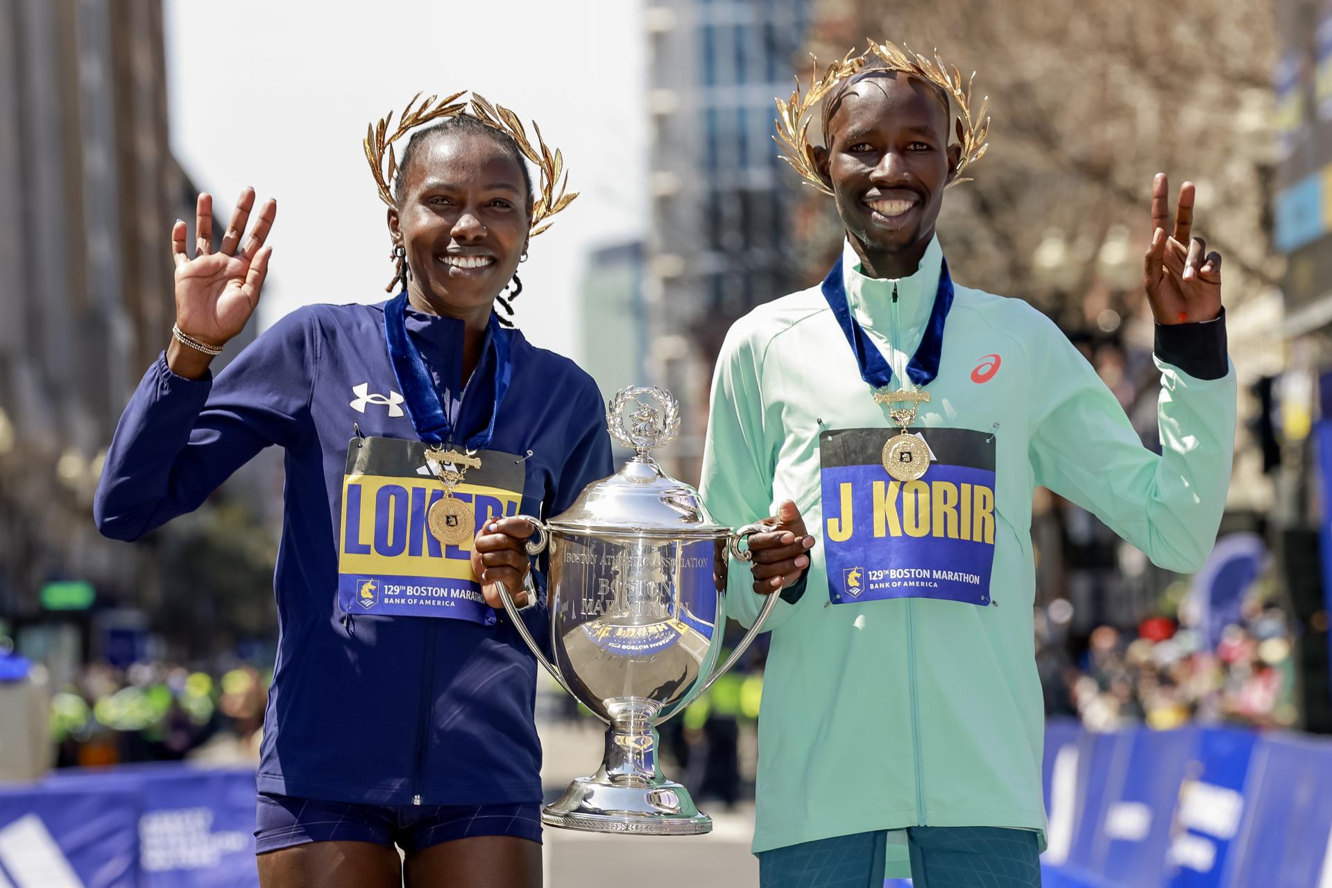 BOSTON (United States), 21/04/2025.- Women's winner Sharon Lokedi (L) of Kenya and Men's winner John Korir (R) of Kenya pose together at the finish line after winning their divisions of the 129th Boston Marathon in Boston, Massachusetts, USA, 21 April 2025. (Maratón, Kenia) EFE/EPA/CJ GUNTHER
