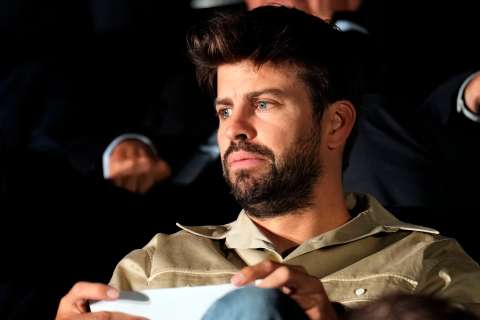 Con foto, Piqué presumió que no está soltero como Shakira. Le llueven críticas