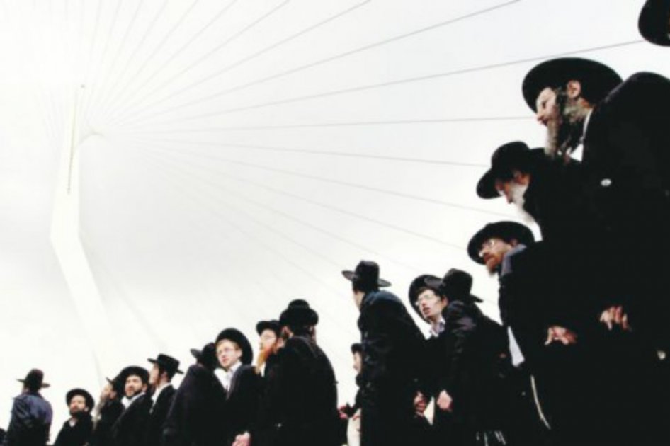 Judíos ultraortodoxos protestan en un puente de Jerusalén  a causa a la decisión del gobierno de Israel de cortar los fondos para los seminaristas. / EFE