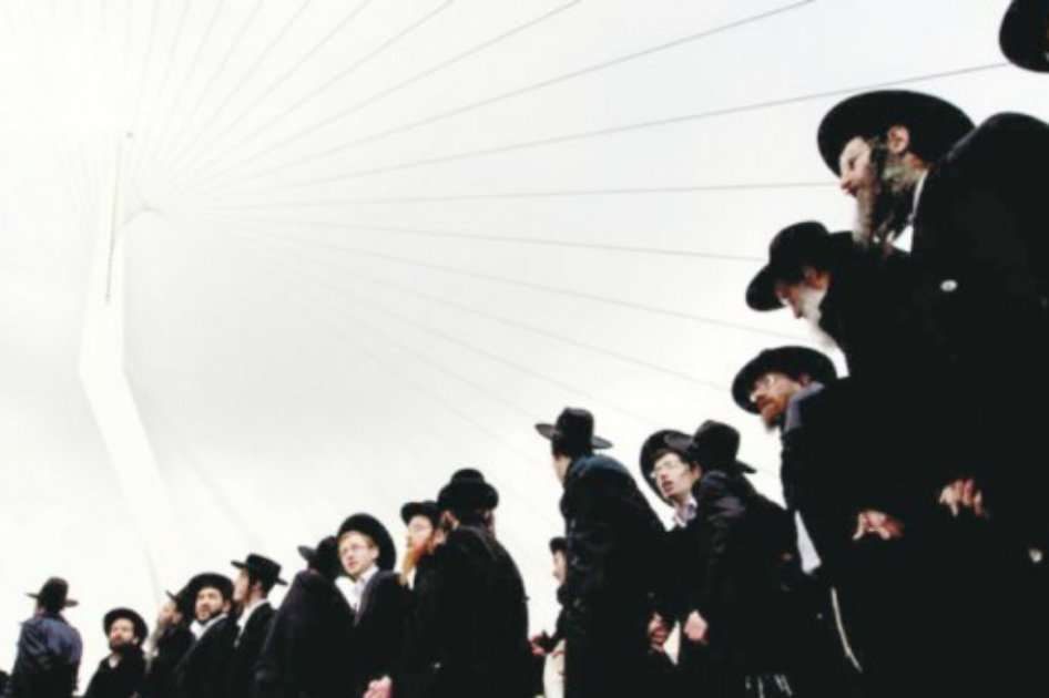 Judíos ultraortodoxos protestan en un puente de Jerusalén  a causa a la decisión del gobierno de Israel de cortar los fondos para los seminaristas. / EFE