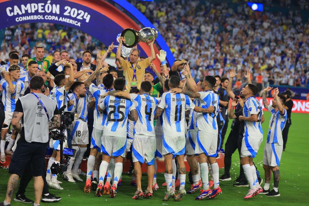 Miami (United States), 15/07/2024.- Argentina's players celebrate winning the CONMEBOL Copa America 2024 final against Colombia, in Miami Gardens, Florida, USA, 14 July 2024. Argentina won 1-0 after a goal by striker Lautaro Martinez in extra time. EFE/EPA/CRISTOBAL HERRERA-ULASHKEVICH