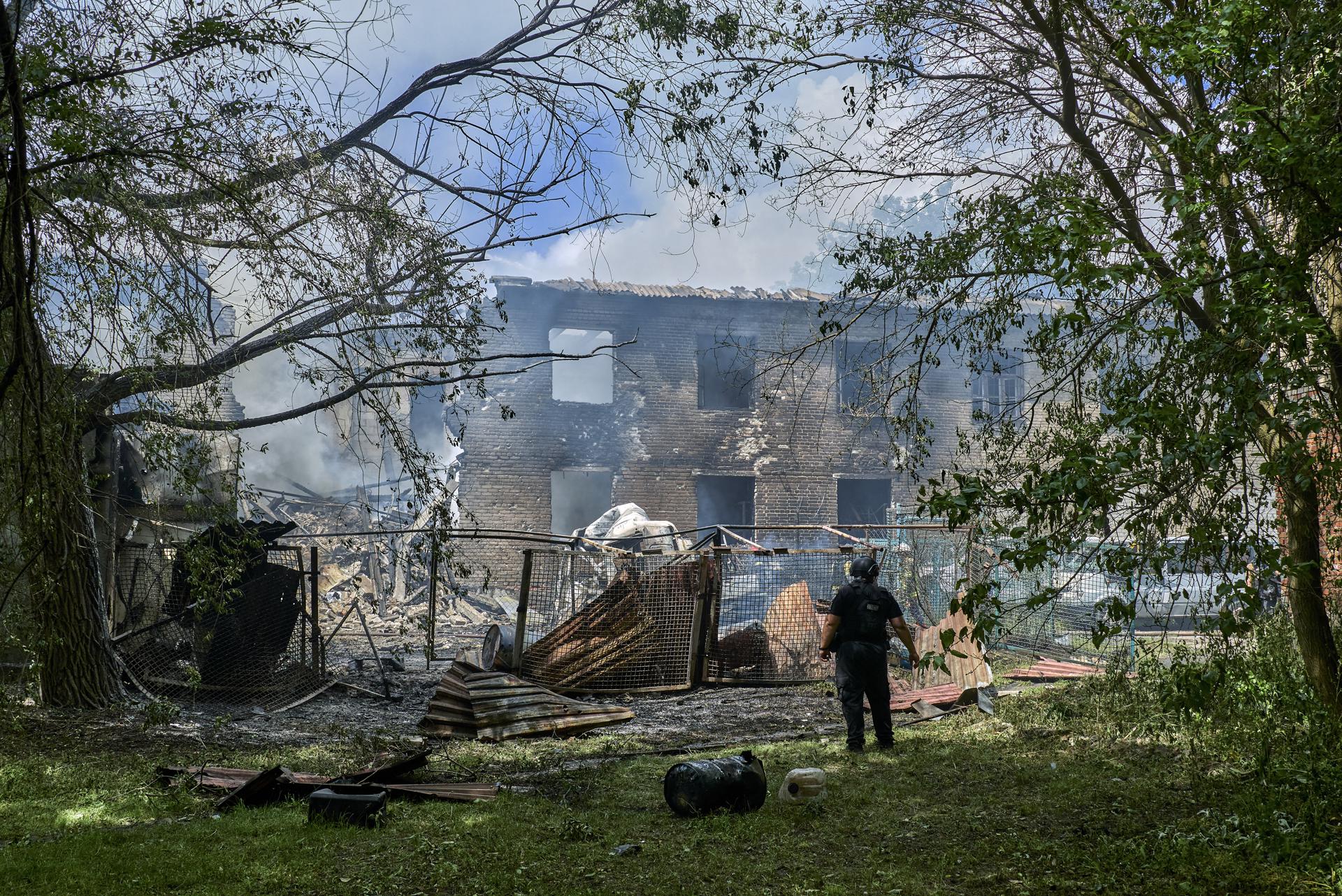 KHARKIV (Ukraine), 10/06/2026.- Ukrainian rescuers work at the site of a Russian strike on a residential area in Kharkiv, Ukraine, 10 June 2026, amid the ongoing Russian invasion. At least 10 people were injured as Russia attacked Kharkiv, according to the State Emergency Service report. (Rusia, Ucrania) EFE/EPA/SERGEY KOZLOV 119339