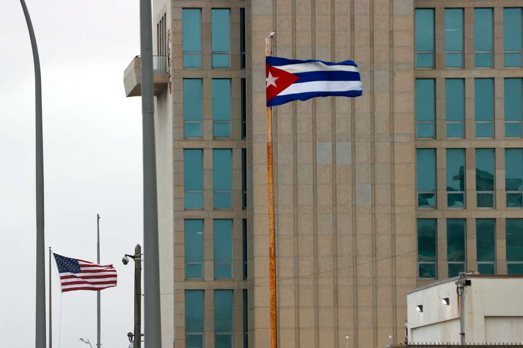 AME5261. LA HABANA (CUBA), 15/12/2024.- Fotografía del 12 de diciembre de 2024 de una bandera de los Estados Unidos (i) y de Cuba en la Embajada de los Estados Unidos en La Habana (Cuba). El histórico anuncio del restablecimiento de las relaciones diplomáticas entre Cuba y Estados Unidos cumple este martes su décimo aniversario en una situación diametralmente opuesta a la del 17 de diciembre de 2014, coinciden expertos consultados por EFE. EFE/ Ernesto Mastrascusa